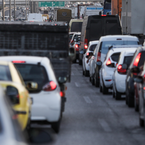 Κίνηση τώρα: Πού εντοπίζονται καθυστερήσεις στους κεντρικούς οδικούς άξονες του λεκανοπεδίου