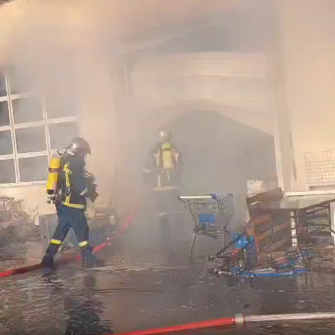 Εικόνα από την επιχείρηση κατάσβεσης της φωτιάς σε σούπερ μάρκετ στη Βρίσα Λέσβου