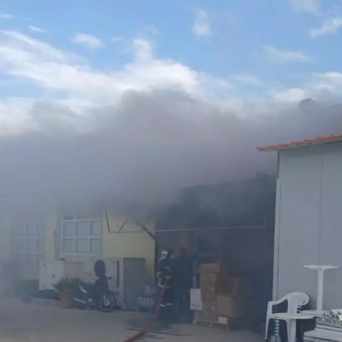 Εικόνα από το σούπερ μάρκετ που πήρε φωτιά στη Βρίσα Λέσβου