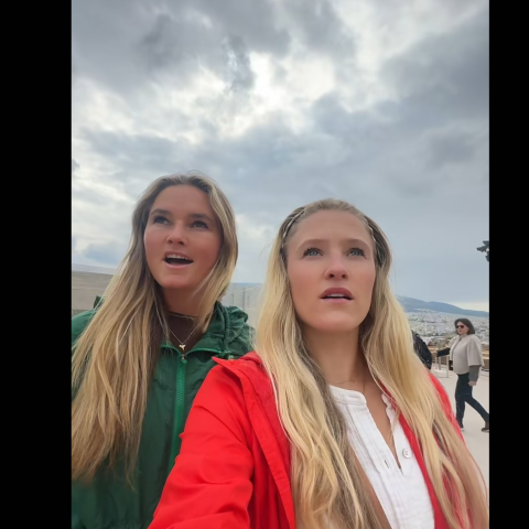 Τουρίστριες μένουν με το στόμα ανοιχτό αντικρίζοντας Παρθενώνα, Καλντέρα και Δελφούς