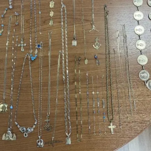 Μέγαρα: Όπλα, δεκάδες κοσμήματα και κάμερες: Συνελήφθη 23χρονη «θησαυροφύλακας» κυκλώματος