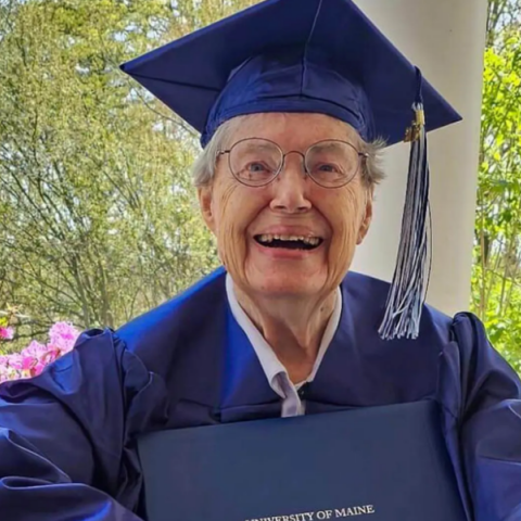 88χρονη πήρε το πτυχίο της από το πανεπιστήμιο μετά από 60 χρόνια - Το όνειρό της δεν έσβησε ποτέ