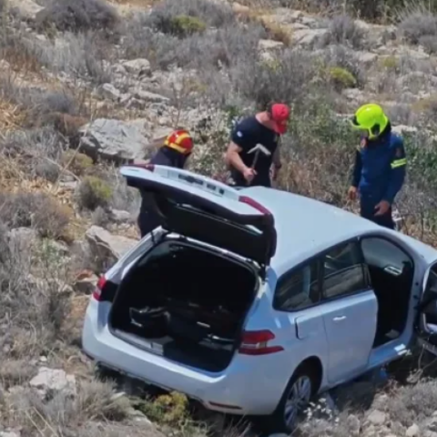 Αυτοκίνητο έπεσε σε γκρεμό στα Λιμανάκια Βουλιαγμένης