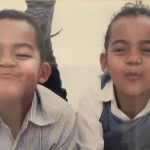 Εμμανουήλ Καραλής: «Για κάποια παιδιά εγώ και η αδερφή μου δεν είχαμε ονόματα. Ήμασταν απλώς τα μαυράκια» - Απόσπασμα από το βιβλίο του Ολυμπιονίκη του επί κοντώ