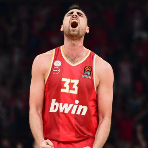 Ολική ανατροπή με Μιλουτίνοφ στον Ολυμπιακό - Ανανεώνει για 2+1 χρόνια