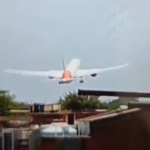 Ινδία: Η στιγμή της συντριβής του αεροσκάφους με τους 242 επιβάτες κατά την απογείωση