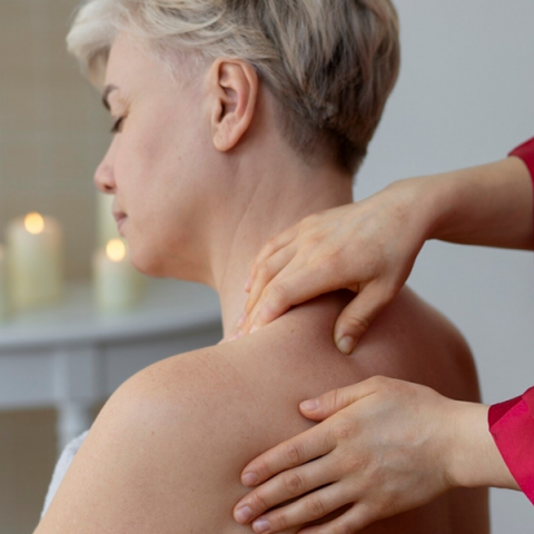 Εμμηνόπαυση και παγωμένος ώμος: Υπάρχει σύνδεση;