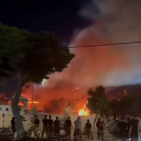 Φωτιά σε υπαίθριο χώρο με σκάφη στη Γλυφάδα