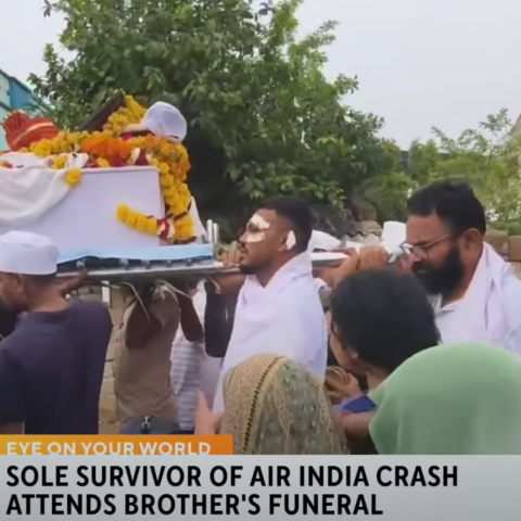 Ο μοναδικός επιζών του Air India κουβάλησε το φέρετρο του αδελφού που σκοτώθηκε στο αεροπορικό δυστύχημα