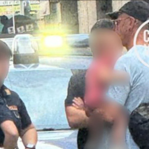 Ο 46χρονος με το βρέφος στην αγκαλιά του