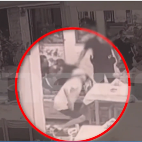 Στιγμιότυπο από το βίντεο της επίθεσης του 64χρονου σε ταβέρνα στη Θεσσαλονίκη 