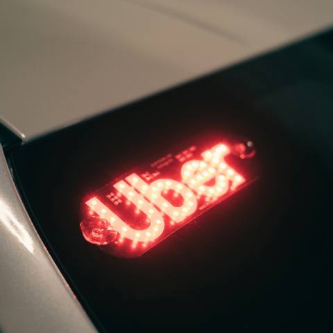 Κατηγορίες κατά της Uber για αλγόριθμους που μειώνουν τις αμοιβές οδηγών - Τι αναφέρουν οι καταγγελίες