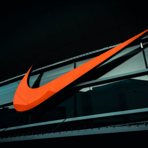 Οι δασμοί Τραμπ κοστίζουν ακριβά στη Nike – Στροφή εκτός Κίνας και αυξήσεις τιμών