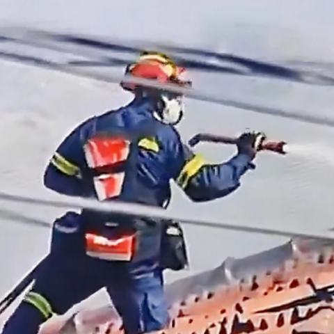  Παλαιά Φώκαια: Η στιγμή που πυροσβέστης ανεβαίνει με αυτοθυσία σε σκεπή φλεγόμενου σπιτιού 