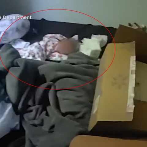 Το μωρό βρέθηκε πάνω στο κρεβάτι όπου ήταν νεκρή  η μητέρα του