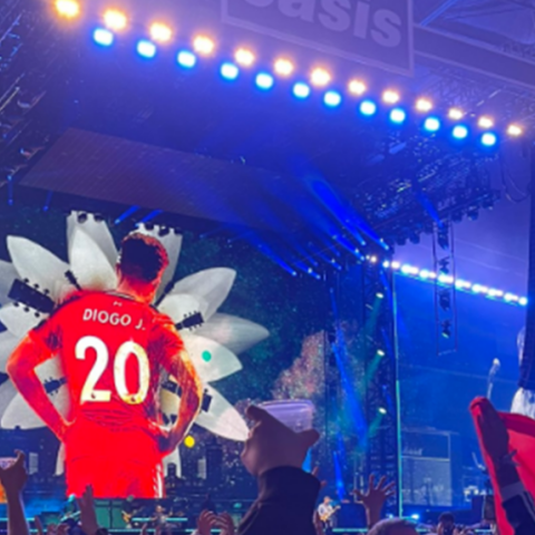 Εικόνα του Ζότα στη γιγαντοθόνη της συναυλίας των Oasis