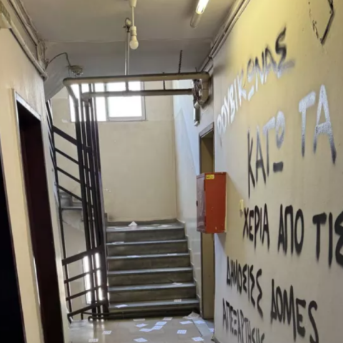 Ο Ρουβίκωνας πέταξε τρικάκια στο γραφείο του Δημήτρη Βαρτζόπουλου - Καταδικάζει η ΝΔ