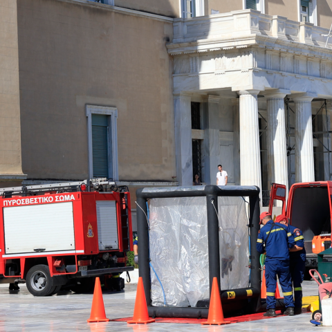 Συναγερμός στη Βουλή για ύποπτο φάκελο