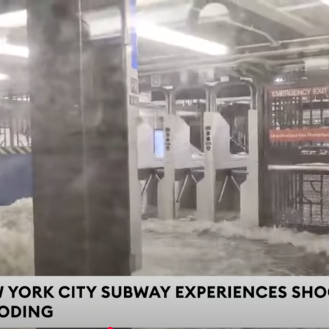 Πλημμυρισμένος σταθμός του μετρό στη Νέα Υόρκη