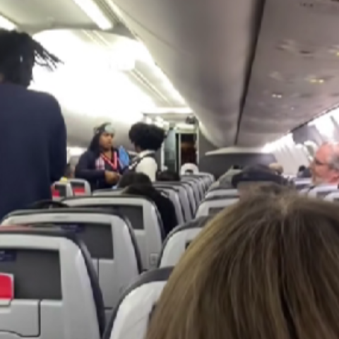 «Δεν με νοιάζει η κόρη σου»: Viral το βίντεο με επιβάτη σε αεροπλάνο που αρνήθηκε να δώσει τη θέση του σε παιδί