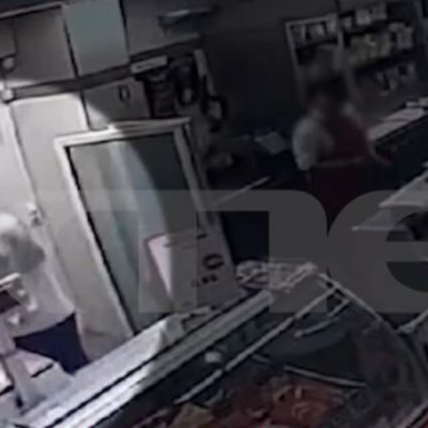 Κυψέλη: 34χρονος άρπαξε το μαχαίρι του κρεοπώλη μέσα στο σούπερ μάρκετ και το κάρφωσε στον λαιμό του 