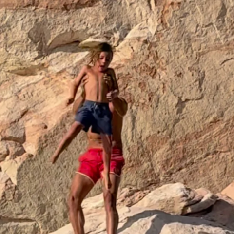 Influencer πέταξε από βράχο τον 7χρονο γιο του, για να μάθει να αντιμετωπίζει τους φόβους του