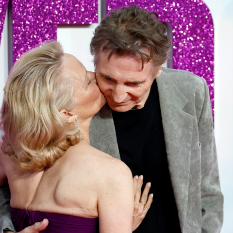 Πάμελα Άντερσον και Λίαμ Νίσον: Αγκαλιές και φιλιά στο κόκκινο χαλί του «The Naked Gun» © John Phillips/Getty Images