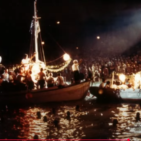 Στιγμιότυπο από το πάρτι του Λουκιανού Κηλαηδόνη στη Βουλιαγμένη