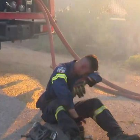 Εθελοντής πυροσβέστης καταρρέει ενώ επιχειρεί στη φωτιά στο Κρυονέρι - Τιτάνιες οι μάχες που δίνονται αυτή την ώρα