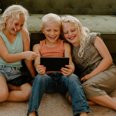 Παιδιά παρακολουθούν YouTube