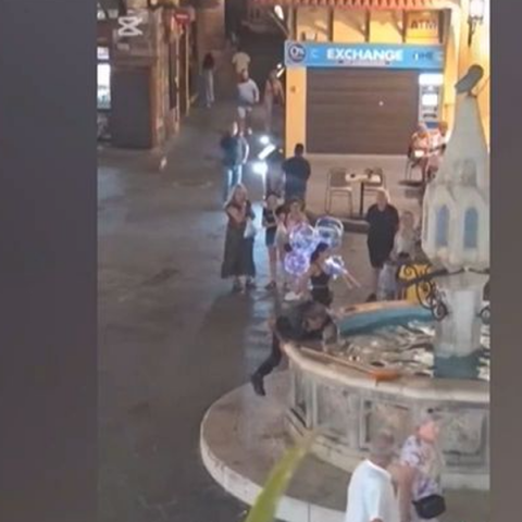 Ρόδος: Εισαγγελική εντολή για εντοπισμό και σύλληψη του άνδρα που έριξε τον άστεγο στο συντριβάνι