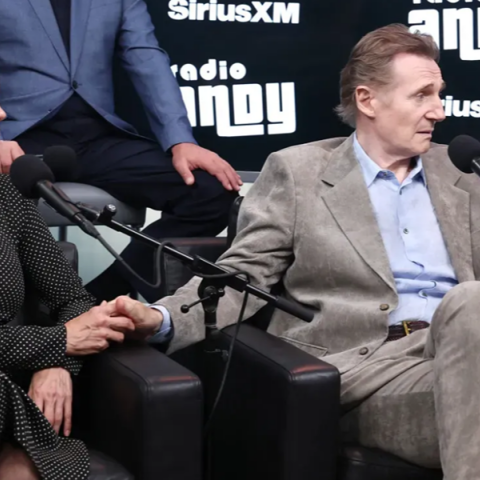 Πάμελα Άντερσον και Λίαμ Νίσον αποκαλύπτουν πώς γνωρίστηκαν - Η αντίδραση του ηθοποιού όταν την είδε από κοντά