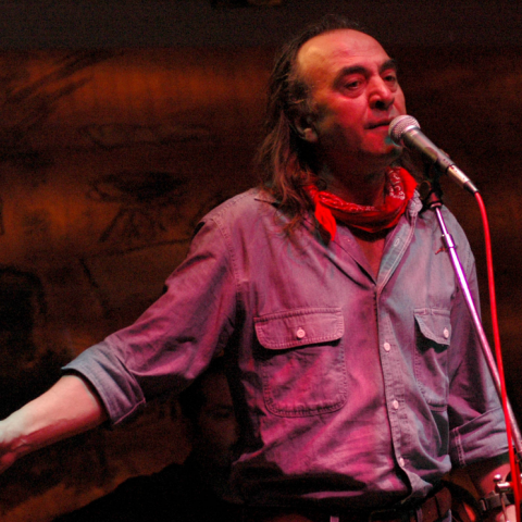 Τελικά για ποιον «Αύγουστο» τραγουδάει ο Νίκος Παπάζογλου;