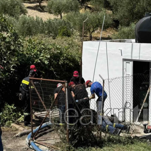 Πυροσβέστες και αστυνομικοί στη δεξαμενή λυμάτων όπου εντοπίστηκε το πτώμα του 55χρονου