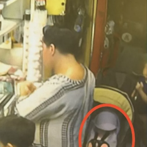 Στιγμιότυπο από τις τελευταίες κινήσεις της μητέρας με το κοριτσάκι στο καρότσι