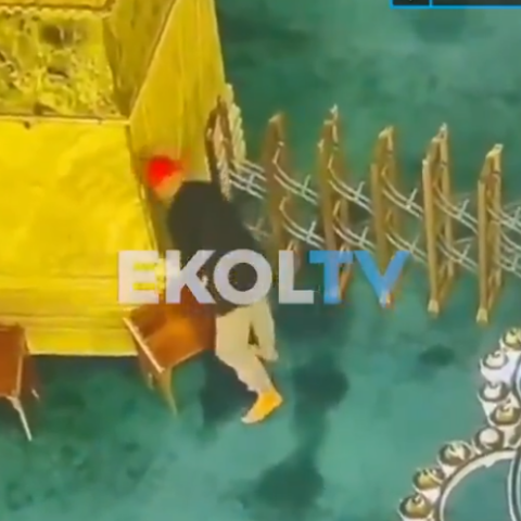 Η στιγμή που άνδρας βάζει φωτιά σε χαρτιά στην Αγία Σοφία