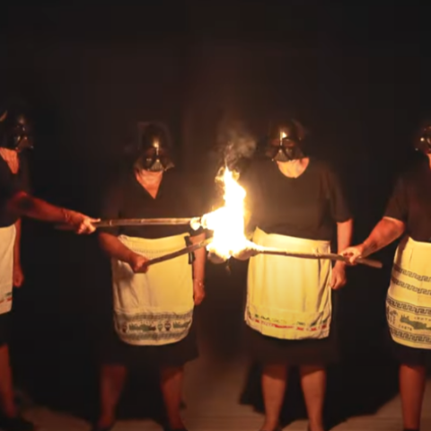 Γιαγιάδες στην Κρήτη ντυμένες Νταρθ Βέιντερ βάζουν φωτιά σε στουπιά