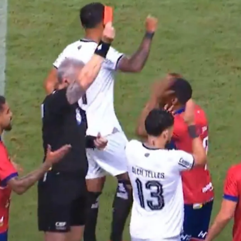 Ολυμπιακός: Ο Μάνσα αποβλήθηκε στο 5ο λεπτό κόντρα στην Μποταφόγκο