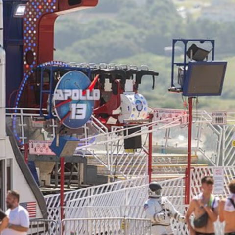 Ατύχημα σε λούνα παρκ στην Αγγλία: Επιβάτες έμειναν κρεμασμένοι ανάποδα για 20 λεπτά σε παιχνίδι που ακινητοποιήθηκε στον αέρα 