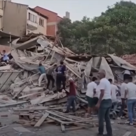 Πολίτες πάνω από τα συντρίμμια κτιρίου στην Τουρκία