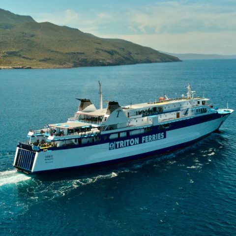 Ακυβέρνητο λόγω μπλακ άουτ το «Ιονίς» με 183 επιβάτες - Πλέει με μία μηχανή προς Λαύριο