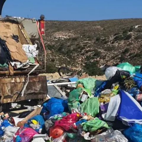 Μήλος: Μετά από καταγγελία για ρύπανση συνελήφθησαν 17 άτομα, υπάλληλοι της υπηρεσίας καθαριότητας και αυτοδιοικητικοί