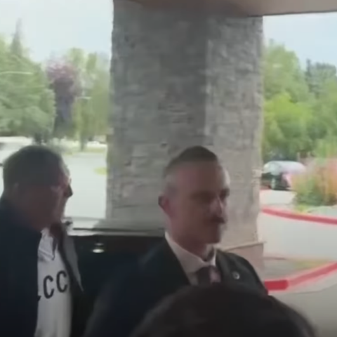 Ο Σεργκέι Λαβρόφ έφτασε στην Αλάσκα με μπλουζάκι που φαίνεται να γράφει ... ΕΣΣΔ