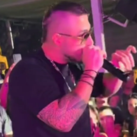 «Το πίνεις, πας νοσοκομείο»: Ο τράπερ Rack επέπληξε 15χρονο που κατανάλωνε αλκοόλ σε συναυλία του