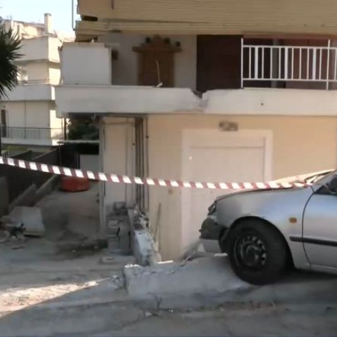 Λεωφορείο του ΟΑΣΑ έπεσε σε πολυκατοικία στου Παπάγου - «Νομίσαμε ότι έγινε σεισμός» λέει ένοικος