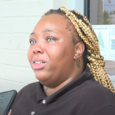 Εργαζόμενη σε fast food έκανε τα πάντα ολομόναχη για 12 ώρες, έγινε viral και απολύθηκε