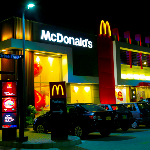 Τα McDonald’s Ιαπωνίας «παγώνουν» καμπάνια μετά το χάος με τις κάρτες Pokémon - Τι είχε συμβεί