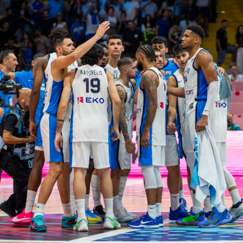 Εθνική Ελλάδας: Πάτησε παρκέ κόντρα στην Ιταλία με το “Αλήτικη Αγάπη” του ΛΕΞ