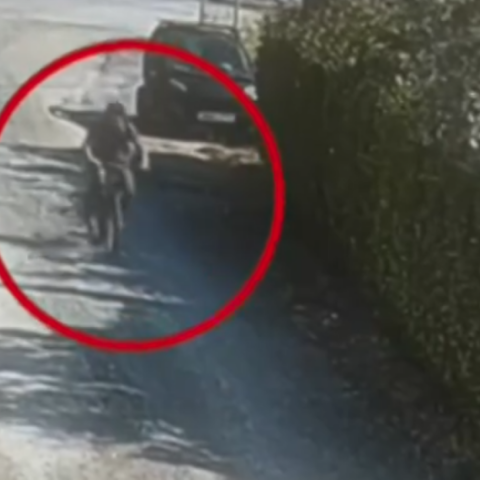 Φωτιά στην Κάντζα: Βίντεο ντοκουμέντο από τη στιγμή που ο φερόμενος εμπρηστής απομακρύνεται