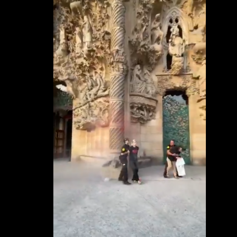 Ακτιβίστριες έριξαν κόκκινη μπογιά στην πρόσοψη της Σαγράδα Φαμίλια στη Βαρκελώνη